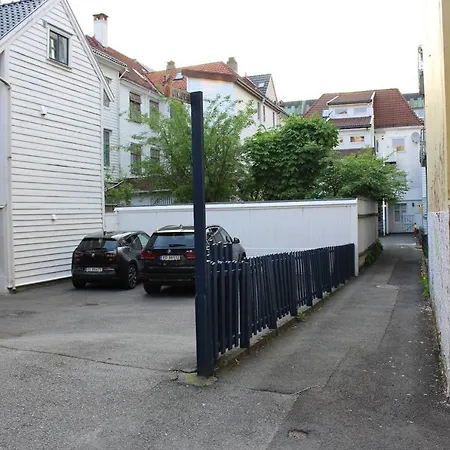 Central, Practical, Free Parking. Ls201 *